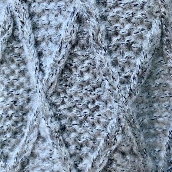 ✨Free Add-On✨ Grey Cable-Knit Scarf With Faux Fur - Picture 4 of 4